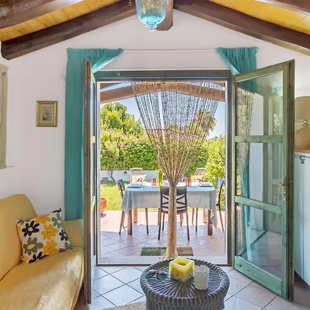 Casa Gio: Beachside Oasisgarden - Porto Frailis Dom wakacyjny Tortolì